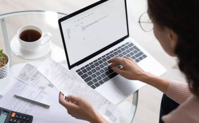 Een jobstudente die haar belastingsaangifte invult