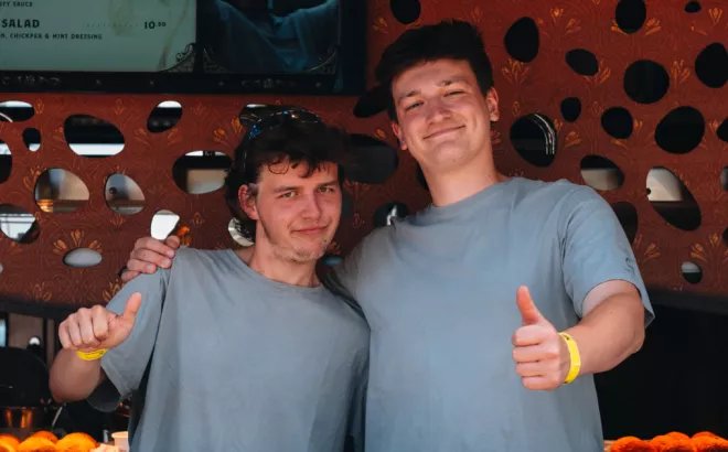 Twee jobstudenten op een festival