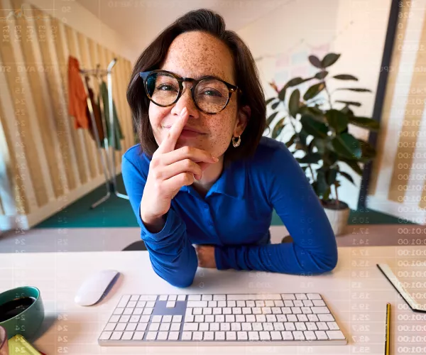 Vrouw aan bureau met een headset