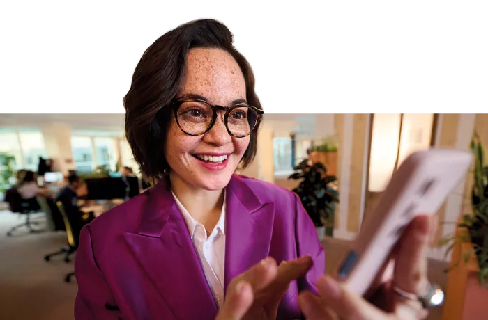 Student- of flexi-jobber aan het werk in een kantoor