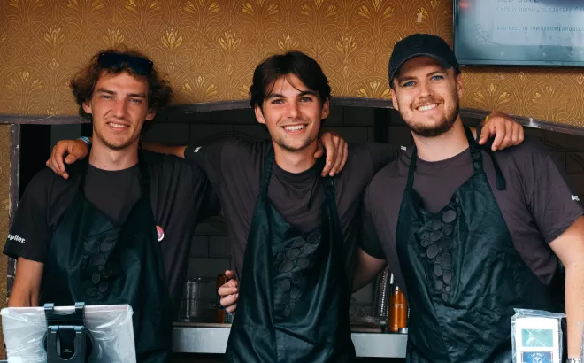 job étudiant au bar dans un festival